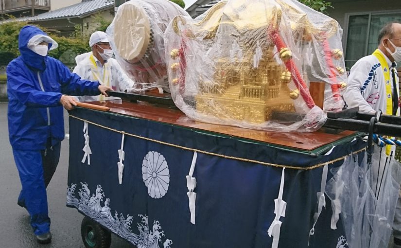 雨の神輿巡幸